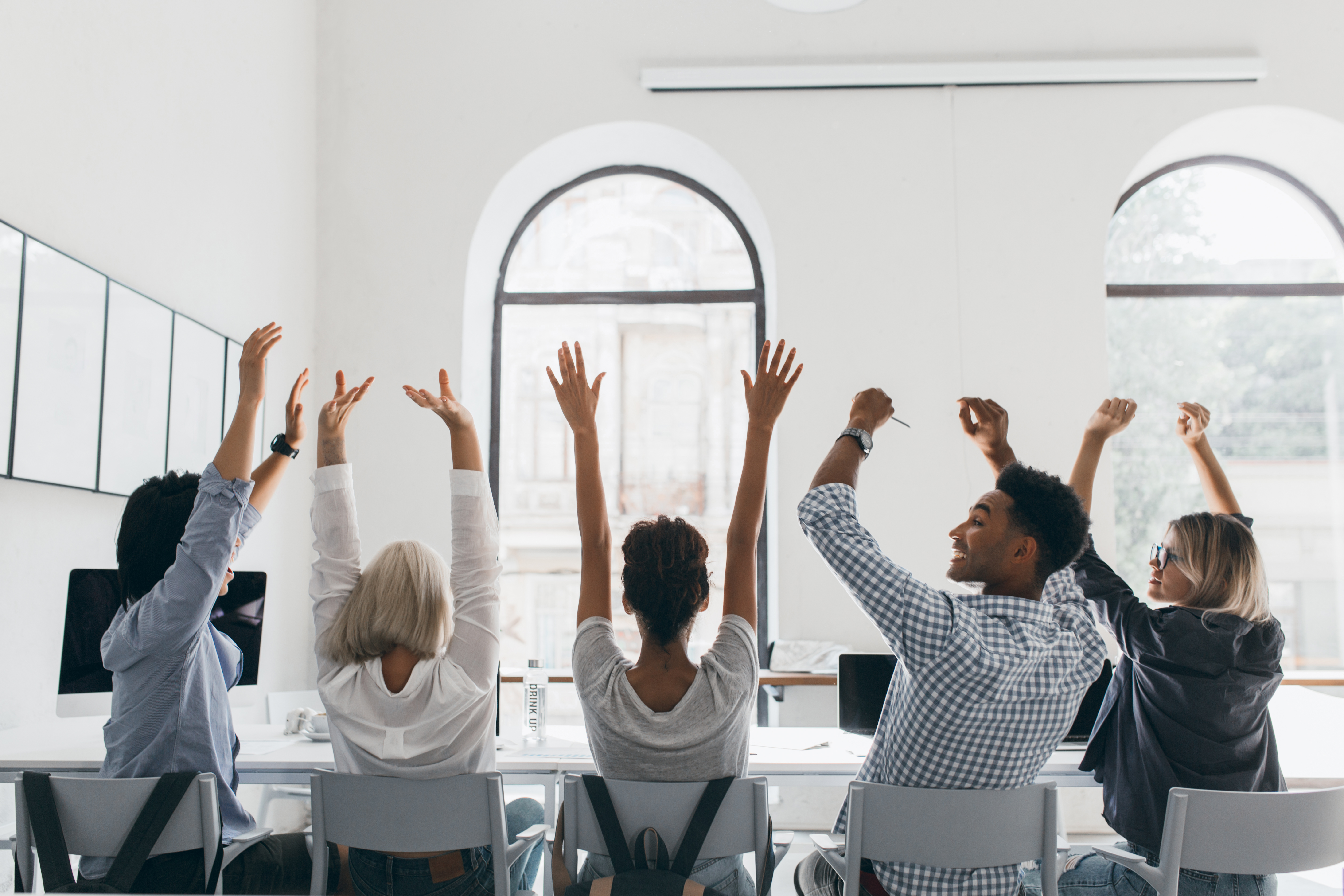 Collaborateurs épanouis et motivés en réunion